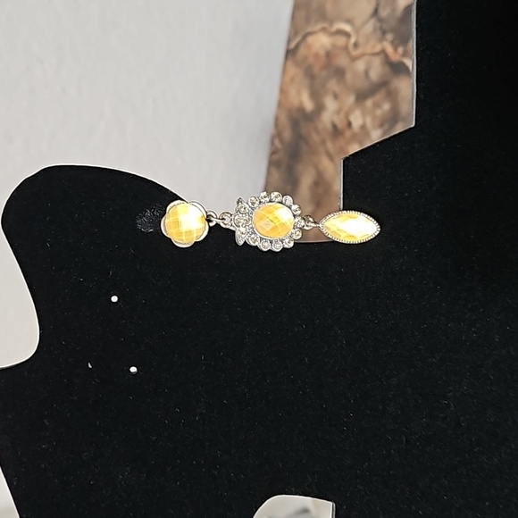 Vintage Clip On Earrings 2 Pairs - Picture 2 of 3